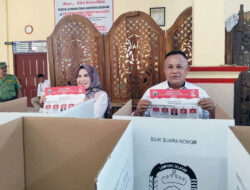 Pilkades Serentak 2023, Nanang Ermanto dan Istri Nyoblos di TPS Desa Way Galih