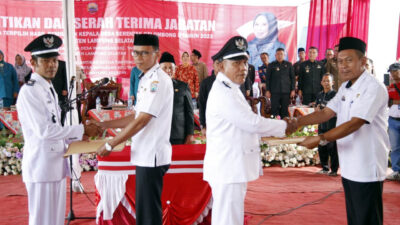 Bupati Lamsel Lantik Dua Kepala Desa Terpilih di Kecamatan Tanjung Sari