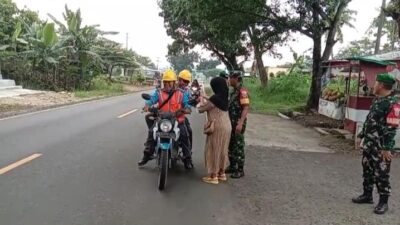 Sasar Pengguna Jalan, Pj. Koramil 421-03/Pnh Bersama Persit Kartika Chandra Kirana Bagikan Takjil Gratis