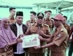 Pemkab Lamsel Bersama Baznas Bantu Bedah Rumah Milik Fatihah, Lansia di Desa Kuala Jaya