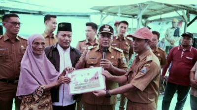 Pemkab Lamsel Bersama Baznas Bantu Bedah Rumah Milik Fatihah, Lansia di Desa Kuala Jaya