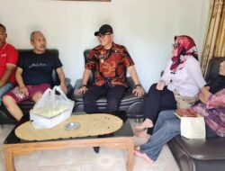 Bentuk Solidaritas, Kadis Kominfo Lamsel Anasrulah Jenguk Wartawan Senior Yang Sakit