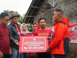Tak Kenal Hari Libur, Bupati Lamsel Tetap Sambangi Warganya, Serahkan Bantuan Bedah Rumah di Desa Hara Banjarmanis