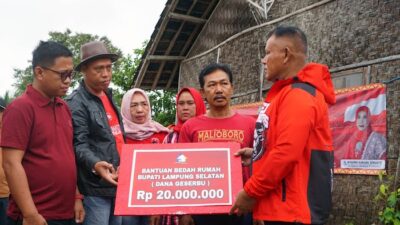 Tak Kenal Hari Libur, Bupati Lamsel Tetap Sambangi Warganya, Serahkan Bantuan Bedah Rumah di Desa Hara Banjarmanis