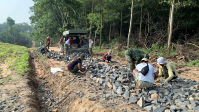Hampir Rampung, Satgas TMMD Kodim 0421/LS Kebut Pengerjaan Jalan Onderlagh Sepanjang 500 Meter di Desa Budi Lestari