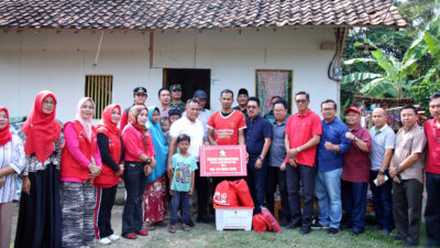 Nanang Ermanto Salurkan Bantuan 6 Unit Bedah Rumah di Kecamatan Jati Agung
