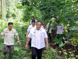 Jalan Kaki Lewati Kebun Becek, Nanang Ermanto Salurkan Bantuan Kepada Korban Kebakaran