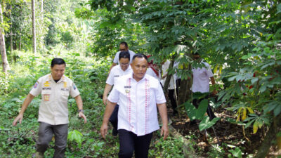 Jalan Kaki Lewati Kebun Becek, Nanang Ermanto Salurkan Bantuan Kepada Korban Kebakaran