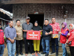 Nanang Ermanto Serahkan Bantuan 7 Unit Bedah Rumah Sekaligus di Kalianda