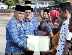 Bupati Lamsel Serahkan Sertifikat Gratis Kepada Warga Penerima Bedah Rumah