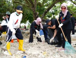 Respon Cepat Aduan Warga Soal Tumpukan Sampah, Pemkab Lamsel Lakukan Aksi Gerot Wisata di Pantai Pasir Putih