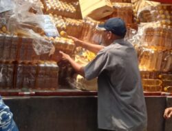 Kampanye Di Rangai TriTunggal Paslon Bupati Lamsel No urut 02 Berulang kali Bagikan Migor Tanpa Label