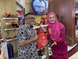 Nuri Maulida Pimpin Dekranasda Lamsel Promosikan Kerajinan Khas di ITTIE Batam