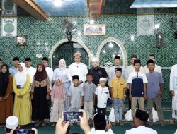 Safari Ramadan di Kecamatan Rajabasa, Bupati Egi Bagikan Paket Sembako
