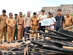 Bupati Egi Serahkan Bantuan Bedah Rumah Pasca Kebakaran di Sidomulyo