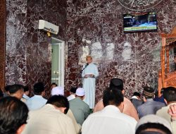 Bupati dan Wakil Bupati Lampung Selatan Salat Idulfitri 1446 Hijriah di Masjid Agung Kalianda, Ajak Jemaah Tingkatkan Rasa Syukur