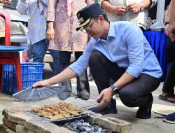 Ikut Mancing dan Bakar Lele di Lokasi Jalan Rusak, Bupati Egi Janji Perbaiki Tahun Ini