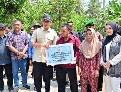 Bupati Egi Salurkan Bantuan RTLH kepada Korban Rumah Roboh di Negeri Pandan
