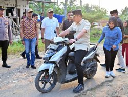 Tindak Lanjuti Keluhan Warga di Media Sosial, Bupati Egi Tinjau Jalan Rusak di Kecamatan Merbau Mataram