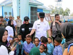Bupati Egi ‘Blusukan’ ke Pulau Sebesi, Bawa Kado Istimewa: KTP Jemput Bola hingga Renovasi Sekolah