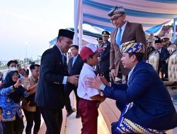 Aksi Heroik Raihan, Bocah SD Penyelamat Merah Putih Dapat Hadiah Istimewa dari Bupati Egi: Beasiswa hingga Tabungan Pendidikan!