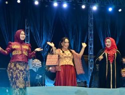 Busana Desainer Lokal Lampung Selatan Curi Perhatian di Lamsel Fest 2025, UKP Zita Anjani Tampil Memukau di Runway